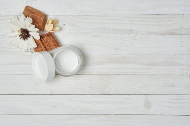 Krem sabun kozmetik dekoratif ahşap arka planlı kavanoz