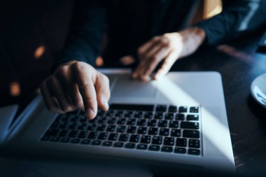 Bir kafede çalışan serbest çalışan iş adamı. Laptoplar, iletişim odası müdürü modeli.
