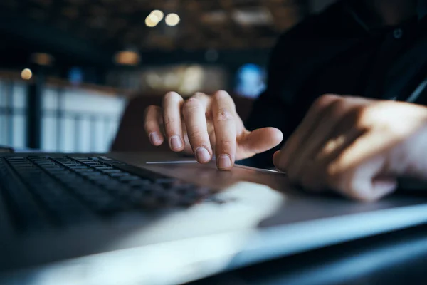 Uomo d'affari freelance che lavora in un caffè computer portatili comunicazione telefono camera modello manager — Foto Stock