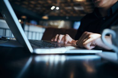 Bir kafede çalışan serbest çalışan iş adamı. Laptoplar, iletişim odası müdürü modeli.