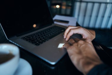 Bir kafede çalışan serbest çalışan iş adamı. Laptoplar, iletişim odası müdürü modeli.