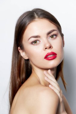 Çekici bir kadın. Kırmızı dudaklar çıplak omuzlar parlak makyaj.
