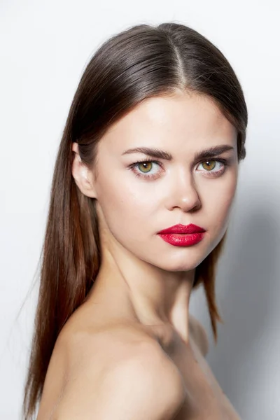 Lady trattamenti termali luce Guarda avanti labbra rosse glamour pelle chiara — Foto Stock