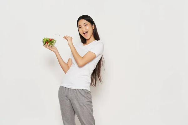 Nő egy csésze saláta diéta és életmód egészség — Stock Fotó