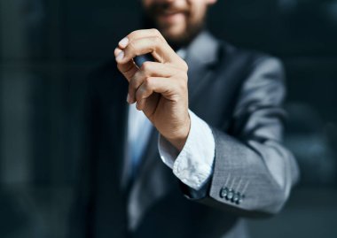 Dışarıdaki bir iş adamı resmi bir yakın çekimin elini tutuyor.