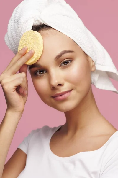 Wanita menyeka wajahnya dengan spons bersih spa kesehatan kulit prosedur handuk — Stok Foto
