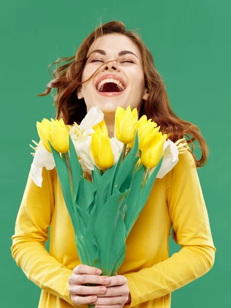 Mulher com um buquê de tulipas alegria sorriso surpresa presente mulheres dia charme — Fotografia de Stock