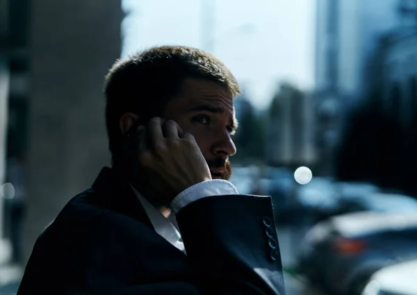 Hombre de negocios en un traje hablando por teléfono al aire libre gerente ejecutivo de negocios — Foto de Stock