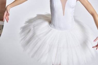 Balerin beyaz tutu dans performans ışığı arka planı