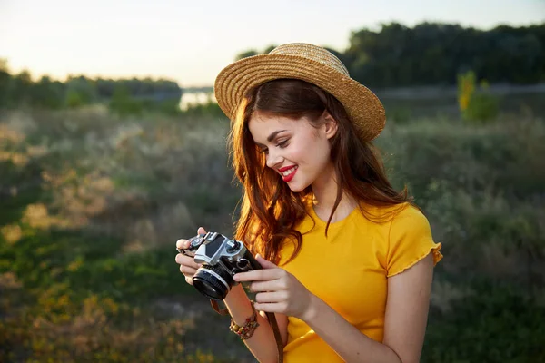 Wanita melihat kamera gaya hidup alam waktu luang — Stok Foto