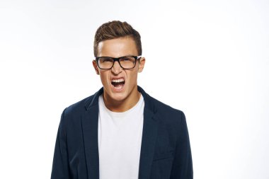 Gözlüklü iş adamı. Duyguları olan. Resmi yönetici.