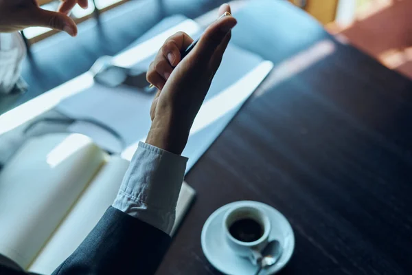 Hombre de negocios en un café documenta una taza de café en la mesa trabajo oficial — Foto de Stock