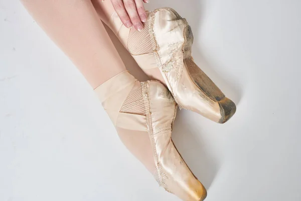 Silhouet ballerina aantrekkelijke dans uitvoeren flexibiliteit oefening — Stockfoto
