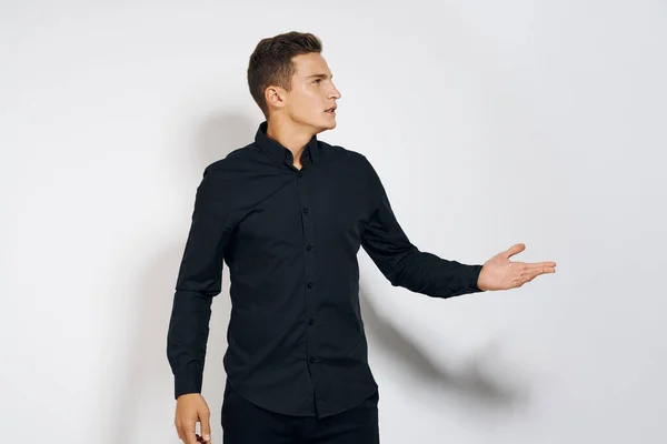 Hombre en camisa negra estilo de vida emociones estilo moderno recortado ver fondo de luz —  Fotos de Stock