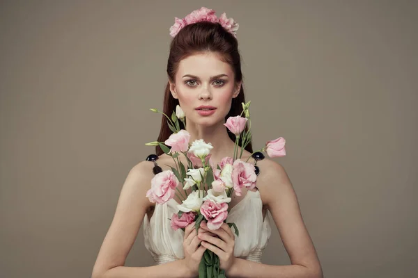 Ładna kobieta w białej sukience i bukiet kwiatów dekoracji kosmetyki styl życia — Zdjęcie stockowe