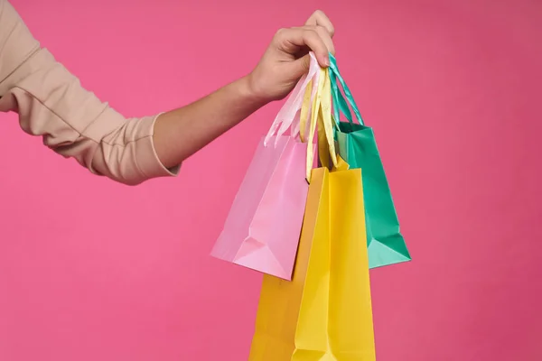 Bevásárló táskák női láb cipőben Shopaholic rózsaszín háttér — Stock Fotó