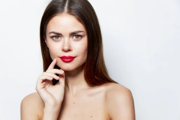Frau Attraktiver Blick rote Lippen Hand in Gesichtsnähe helles Make-up — Stockfoto