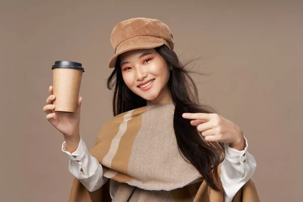 Mujer con un vaso de café caliente bebida elegante estilo sonrisa maquillaje brillante —  Fotos de Stock