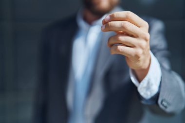 Dışarıdaki bir iş adamı resmi bir yakın çekimin elini tutuyor.