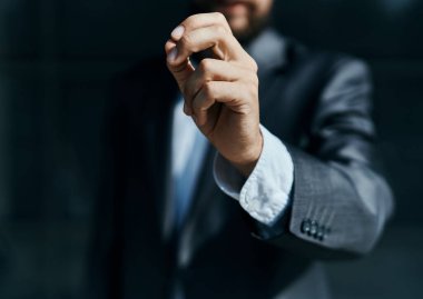 Dışarıdaki bir iş adamı resmi bir yakın çekimin elini tutuyor.