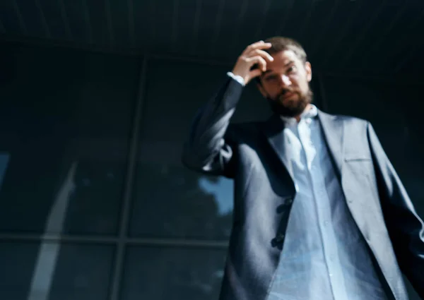 Geschäftsmann im Anzug in der Nähe des Gebäudes Emotionen Spaß — Stockfoto