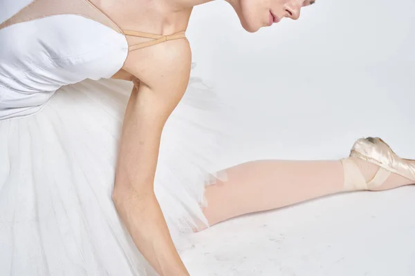 Bailarina em branco tutu dança elegante realizada sensualidade silhueta luz fundo — Fotografia de Stock