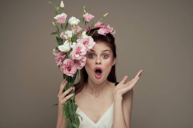 Beyaz elbiseli ve çiçek desenli güzel kadın kozmetik yaşam tarzı