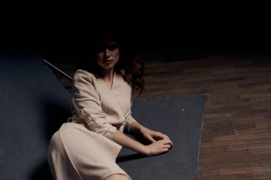 Stüdyo bej elbiseli güzel bir kadın şık bir yaşam tarzı var.