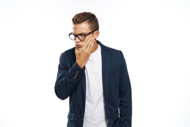 Gözlüklü iş adamı. Duyguları olan. Resmi yönetici.