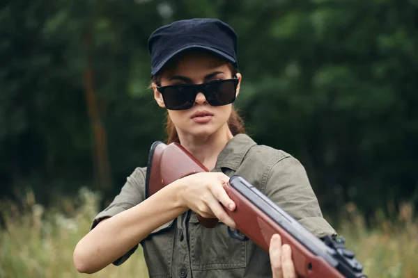 Mulher óculos de sol shotgun caça estilo de vida black cap — Fotografia de Stock