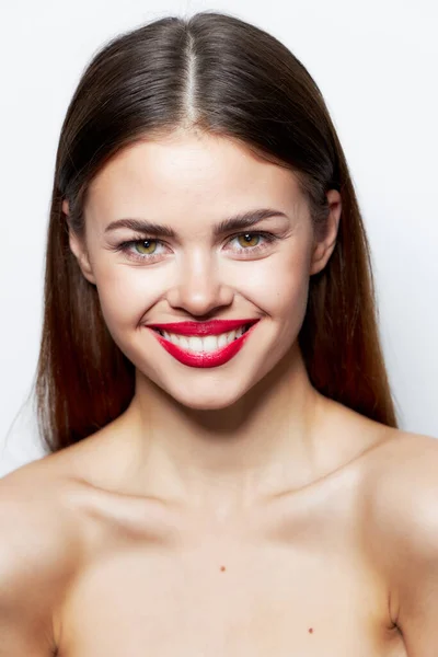 Γυναίκα γυμνοί ώμοι Χαμογελάστε κόκκινα χείλη θεραπείες spa διασκέδαση — Φωτογραφία Αρχείου