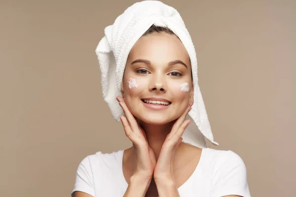 Femme avec crème sur son visage cosmétologie peau propre dermatologie Soins de la peau — Photo