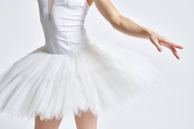 Beyaz etekli, zarif danslı balerin, şehvetli, hafif arka planda bir siluet canlandırdı.