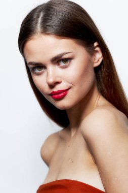 Kadın ileriye bak kırmızı dudaklar çekici doğal görünüş 