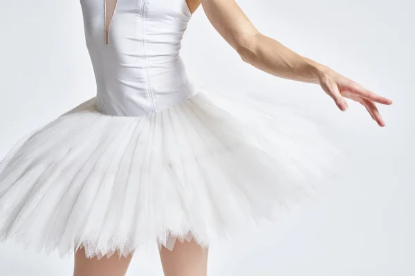 Ballerina in witte tutu elegante dans uitgevoerd sensualiteit silhouet lichte achtergrond — Stockfoto