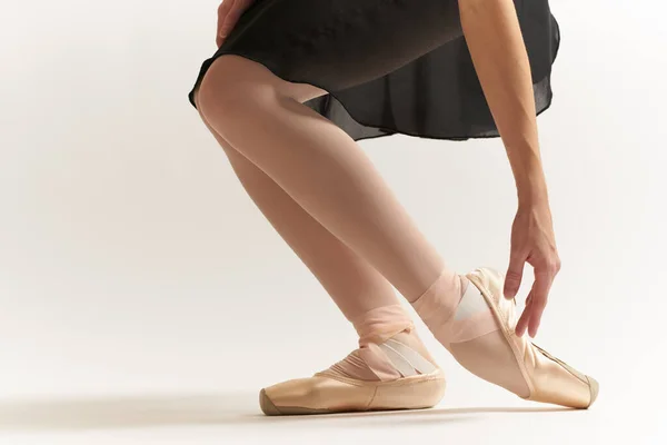 Ballerina 's benen correcte positionering van benen beweging tutu pointe schoenen model — Stockfoto
