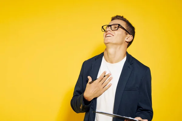 Zakenman op het werk het dragen van een bril en een jas op een gele achtergrond praten op de telefoon werknemer model — Stockfoto