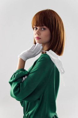 Moda elbiseli kadın tıbbi maske giymiş virüs virüsü kovid-19