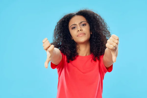 Mulher com cabelo encaracolado camiseta vermelha gesticulando com as mãos insatisfeitas — Fotografia de Stock