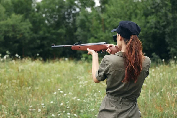 표적 탐색을 목표로 하는 여자 무기 뒤를 보는 녹색 나무 — 스톡 사진