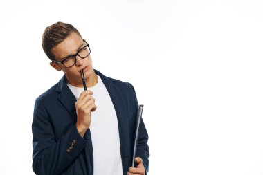 Belge sahibi bir adam ofis yöneticisi resmi ışık arkaplanı