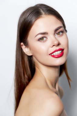 Doğal kadın görünüşü büyüleyici görünüyor açık ten kırmızısı dudaklar 