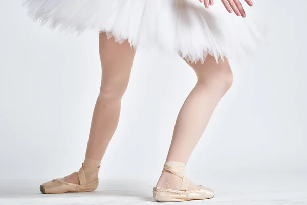 Ballerina v bílém tutu tanec hrál na lehkém pozadí — Stock fotografie