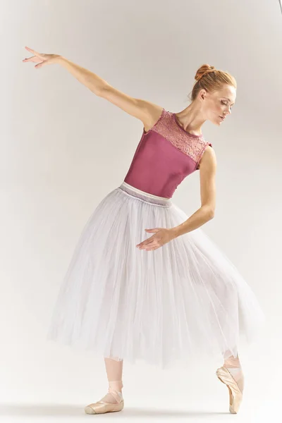 Mulher bailarina dança realizada silhueta luz fundo — Fotografia de Stock