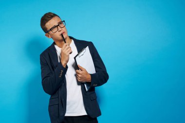 Elinde belgeleri olan bir iş adamı ve iş hayatı stüdyosu.