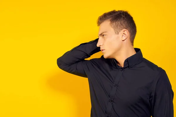 Συναισθηματικός άνθρωπος σε μαύρο πουκάμισο lifestyle κίτρινο απομονωμένο φόντο — Φωτογραφία Αρχείου