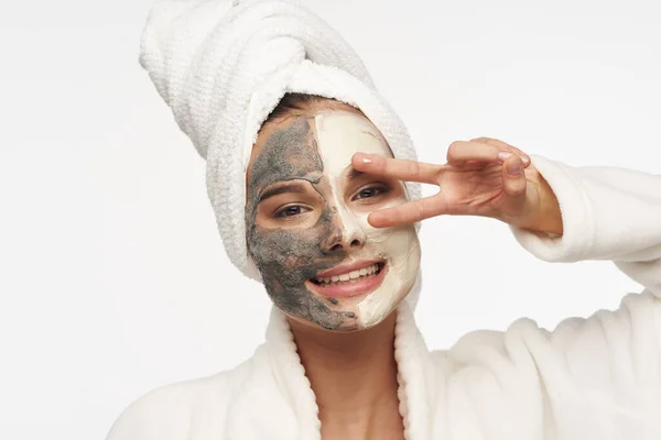 Mujer con máscara en la cara tratamientos de spa de piel limpia bata blanca — Foto de Stock