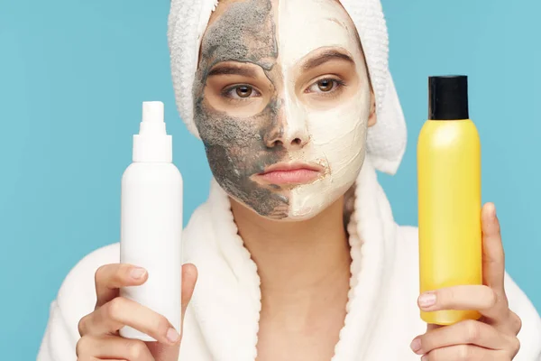 Wanita dengan kosmetik di tangan menghadapi topeng kulit bersih dermatologi — Stok Foto