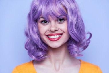 Lüks ve mutlu model, kısa saçlı, eğlenceli, izole bir arka plan.