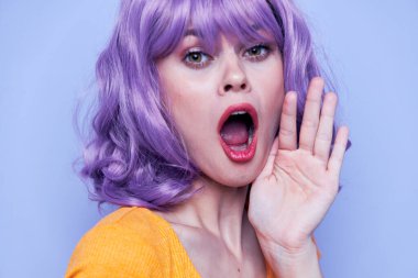 Şatafatlı ve mutlu kadın makyaj portresi 